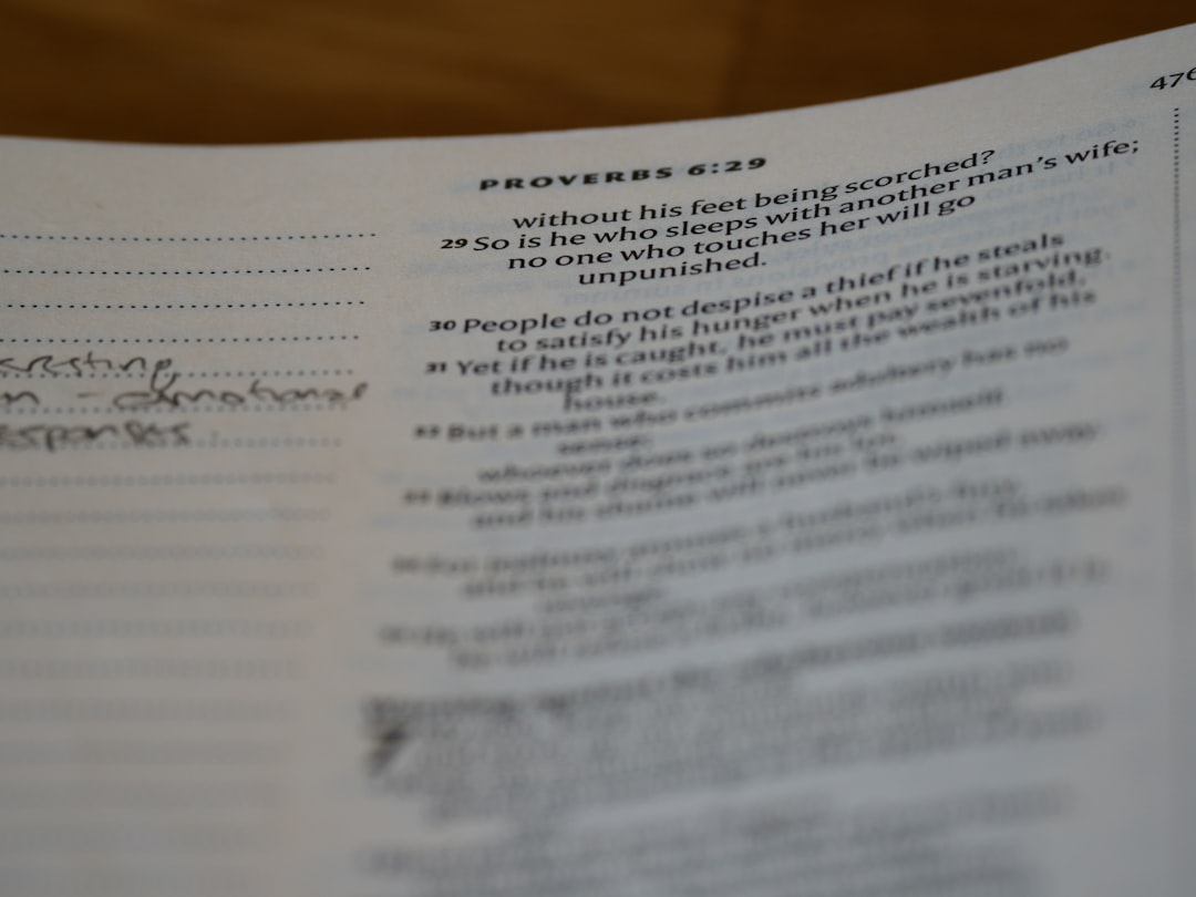 ein befristeter arbeitsvertrag legt die dauer eines arbeitsverhältnisses fest und endet automatisch nach ablauf der vereinbarten zeit.