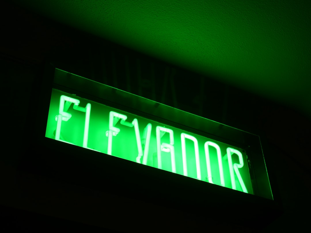 erfahren sie die bedeutung von 'fyi' im deutschen: eine gebräuchliche abkürzung für 'for your information', verwendet in e-mails und nachrichten zur schnellen informationsweitergabe.